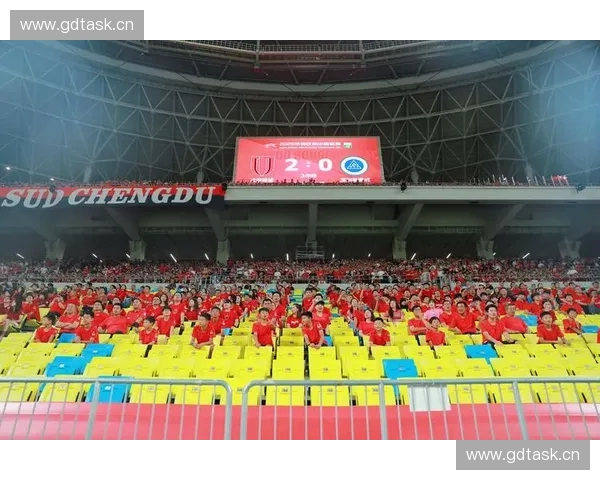 恒大鏖战绿茵赛场再创辉煌爆球迷激情展现中国足球力量新时代风采