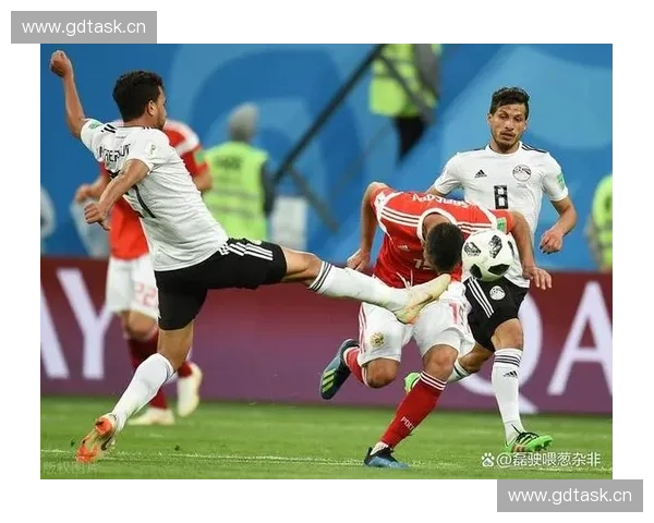 足球赛场冲突瞬间激烈上演 球员激烈对抗引发赛后热议